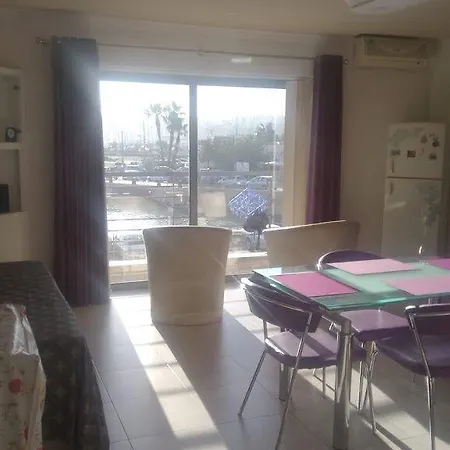 Shore Bridge בית הארחה